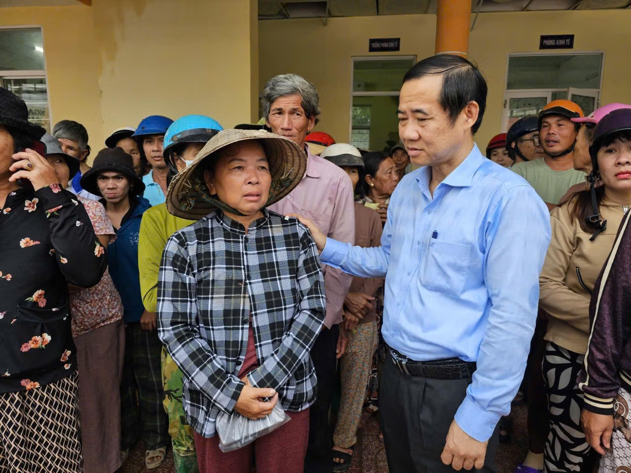 Phó Bí thư Đảng ủy Mặt trận Tổ quốc và các đoàn thể Trung ương Nguyễn Thái Học động viên người dân vùng lũ. 