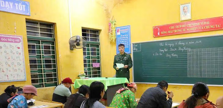 Thượng uý Vàng A Di - Đội trưởng Phòng chống ma túy và tội phạm, Đồn Biên phòng Leng Su Sìn, Ban chỉ huy Bộ đội Biên phòng tỉnh Điện Biên tham gia dạy lớp xoá mù chữ. Ảnh NVCC.