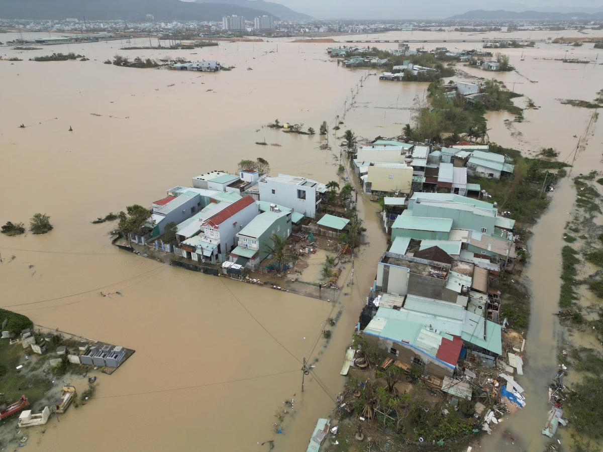 Thủ tướng chỉ đạo khẩn trương giải quyết chính sách, chi trả bảo hiểm cho người dân, doanh nghiệp chịu ảnh hưởng bởi lũ lụt. Ảnh: C.V