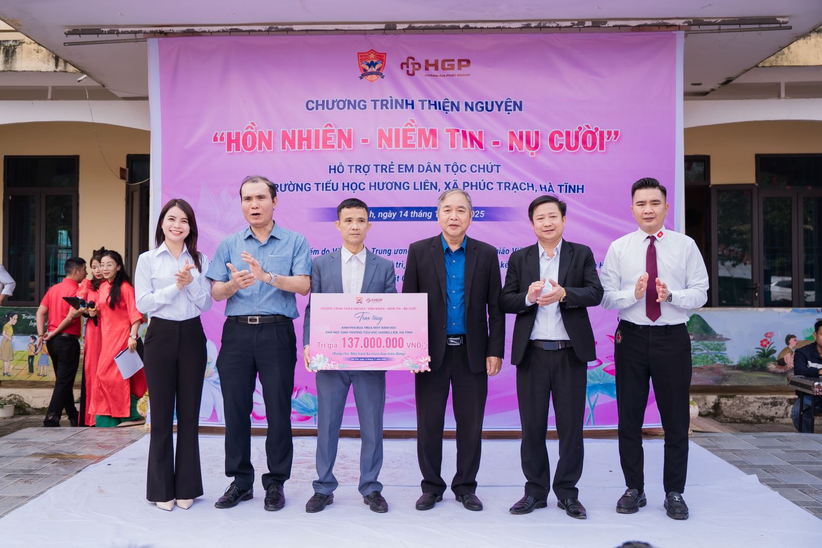 Trao hỗ trợ bếp ăn yêu thương trị giá 137 triệu đồng cho Trường tiểu học Hương Liên (ảnh: Đỗ Hoa)