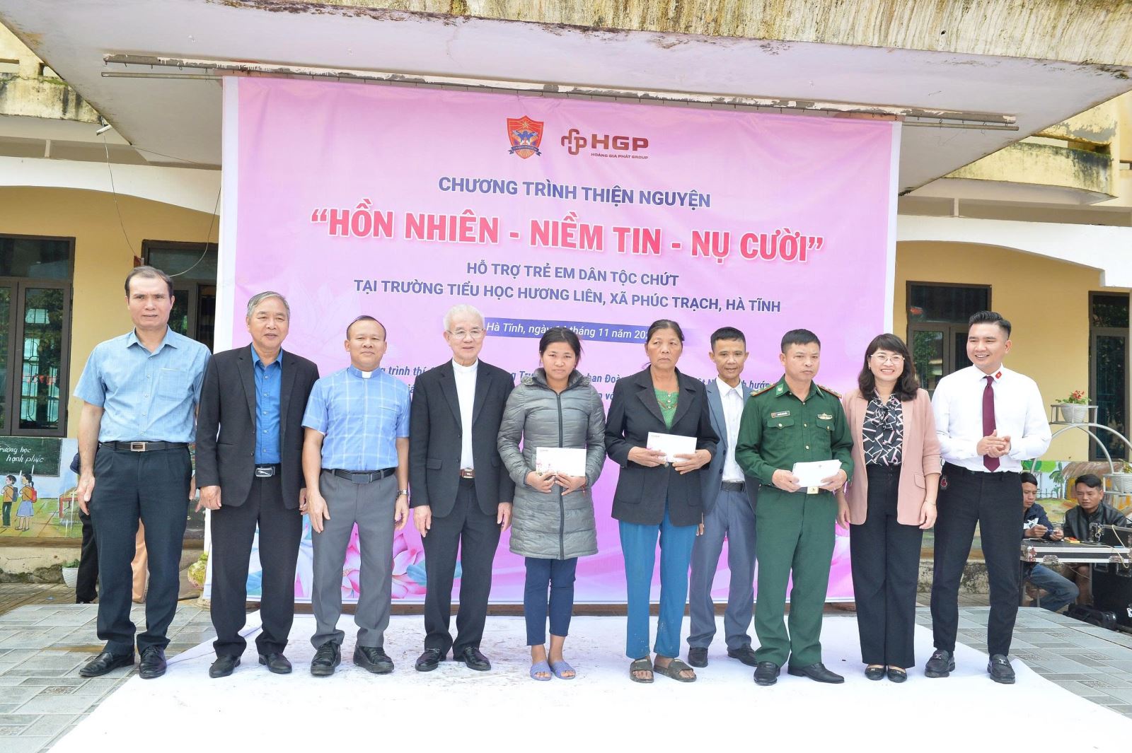 trao kinh phí hỗ trợ tháng 11, 12/2025 và tháng 1/2026 cho phụ huynh các em học sinh dân tộc Chứt của Trường Tiểu học Hương Liên (ảnh: Mạnh Cường)