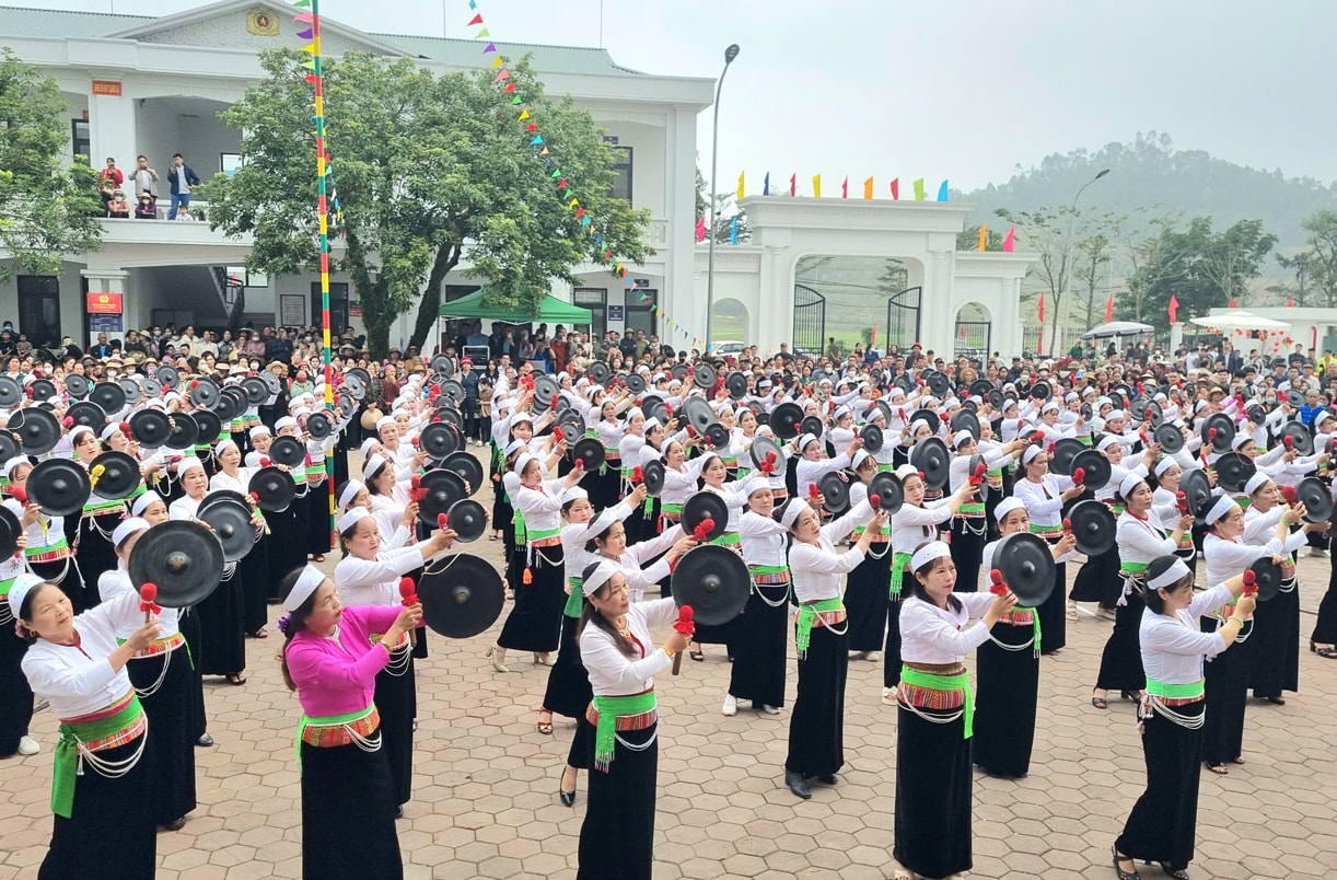  Đồng bào dân tộc Mường ở xã Tiến Xuân (huyện Thạch Thất) đồng diễn cồng chiêng