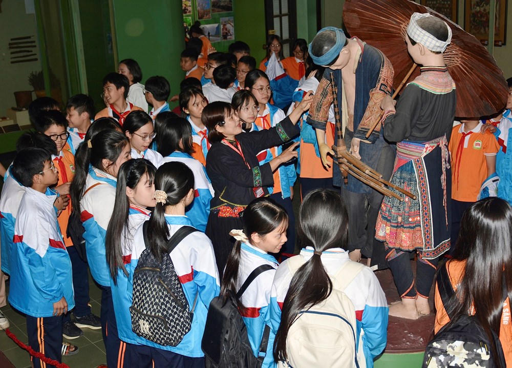 Học sinh Trường Tiểu học và THCS 915 Gia Sàng, tỉnh thái Nguyên nghe giới thiệu về di sản văn hóa của các dân tộc. Ảnh: Thu Hằng