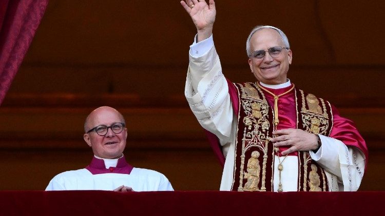 Đức Thánh Cha Lêô XIV trong lần xuất hiện đầu tiên sau khi được bầu kế vị Đức Phanxicô (ANSA)