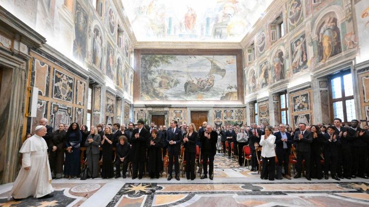 Đức Thánh Cha Lêô XIV gặp gỡ các nghệ sĩ và các nhà tổ chức Hòa nhạc Giáng sinh tại Vatican, ngày 13.12.2025. (ANSA)