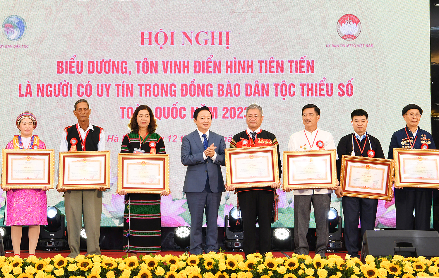 Phó Thủ tướng Chính phủ Trần Hồng Hà trao tặng Bằng khen của Thủ tướng Chính phủ cho Người có uy tín trong đồng bào dân tộc thiểu số có thành tích xuất sắc. Ảnh: PV