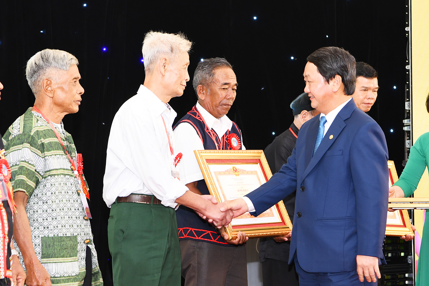 Người có uy tín trong đồng bào dân tộc thiểu số được biểu dương, khen thưởng