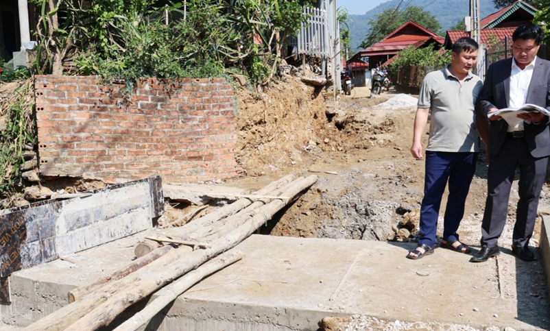 Đường vào bản trong giai đoạn thi công mở rộng