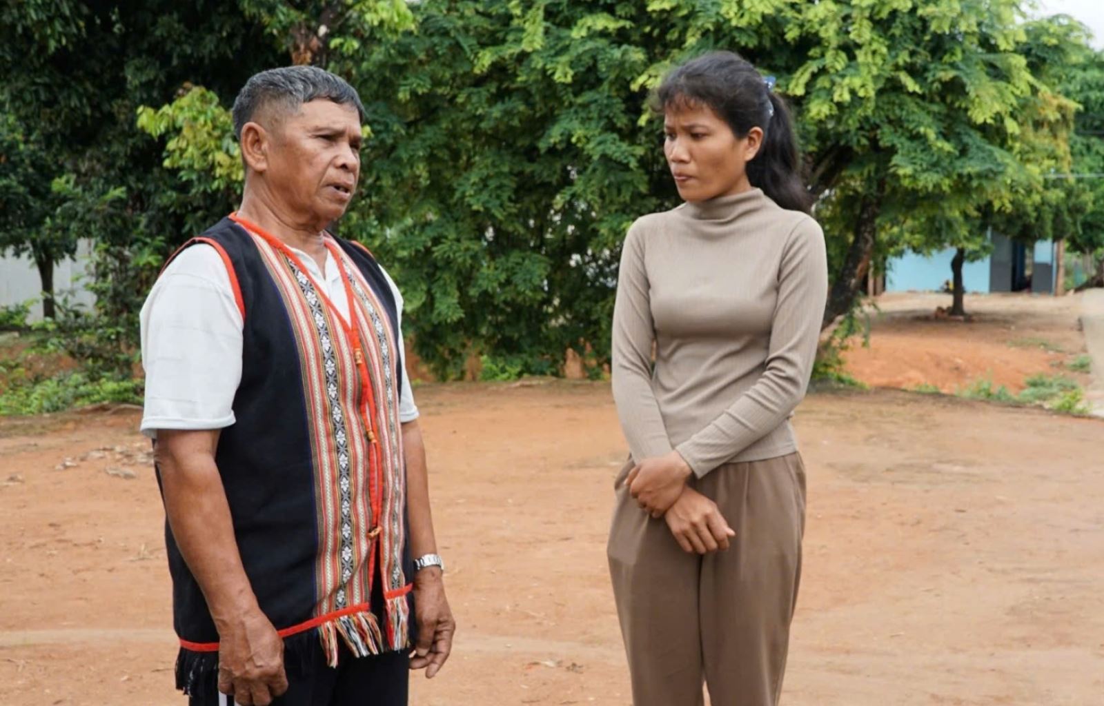 Ông A Nhul gặp người dân để phổ biến chính sách của địa phương