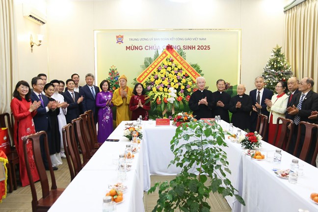 Ủy viên Bộ Chính trị, Bí thư Trung ương Đảng, Chủ tịch UBTƯ MTTQ Việt Nam Bùi Thị Minh Hoài thăm, chúc mừng Ủy ban Đoàn kết Công giáo Việt Nam