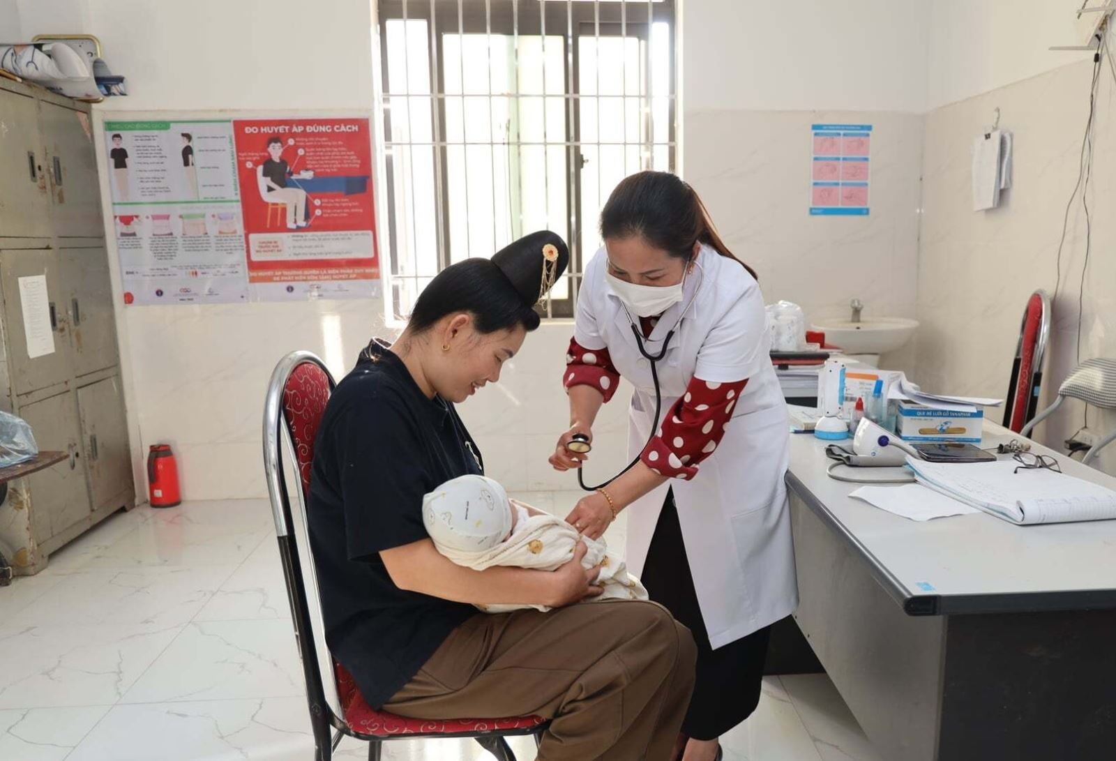 Thăm khám sức khỏe cho trẻ sơ sinh tại Trạm Y tế xã Mường Khiêng 