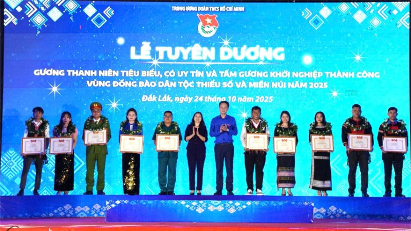 Trung ương Đoàn Thanh niên Cộng sản Hồ Chí Minh trao bằng khen cho 27 gương thanh niên dân tộc thiểu số tiêu biểu, người có uy tín và những tấm gương khởi nghiệp thành công ở vùng đồng bào dân tộc thiểu số, miền núi năm 2025.
