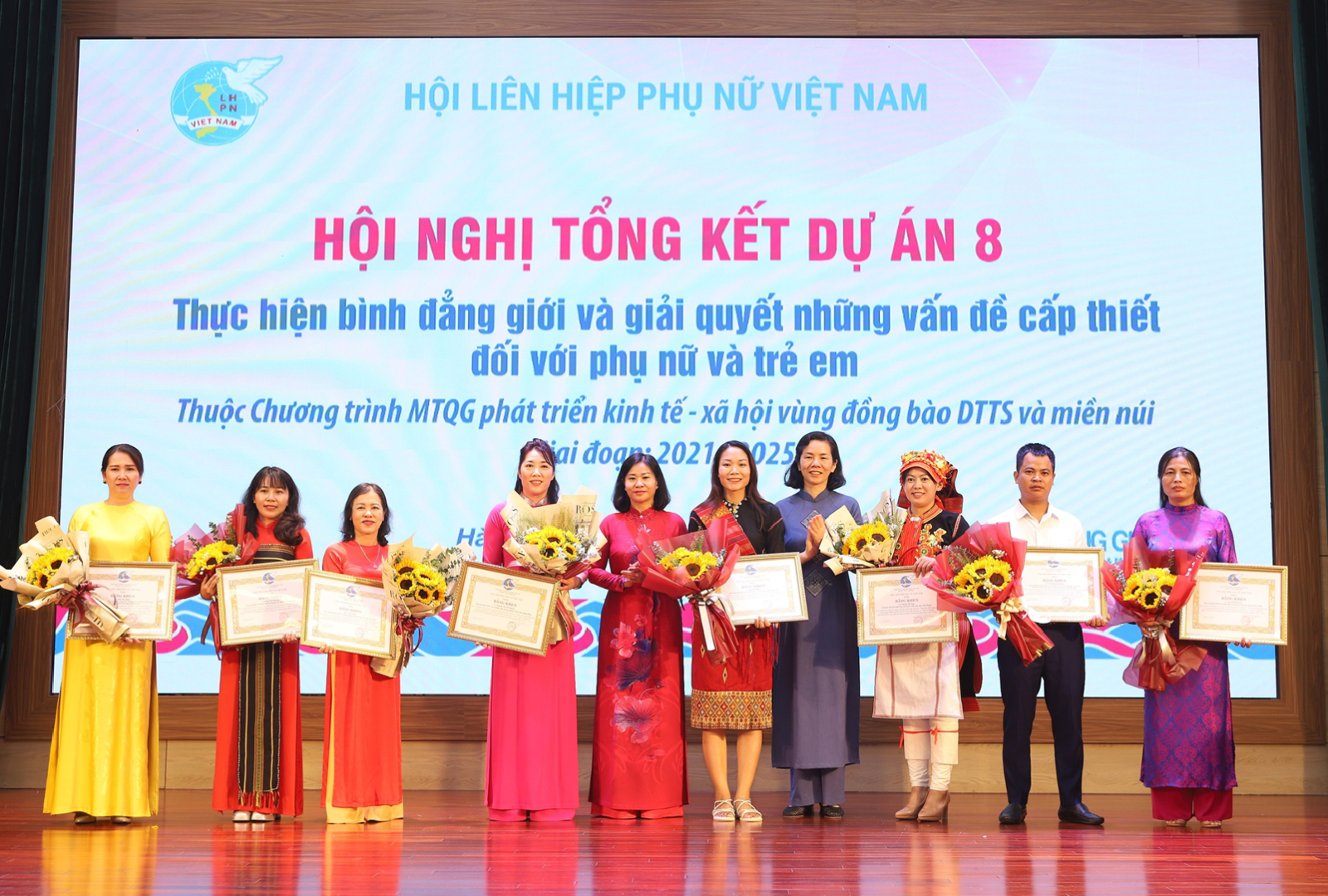 Khen thưởng các tập thể, cá nhân có thành tích cao trong thực hiện Dự án 8 Chương trình MTQG 1719