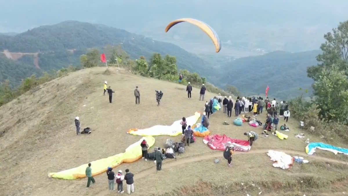 Cánh dù rực sắc chao liệng