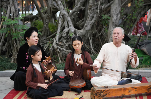 NSND Xuân Hoạch cùng các nghệ nhân, học trò tập luyện chuẩn bị cho buổi trình diễn. Ảnh: P. Sỹ.