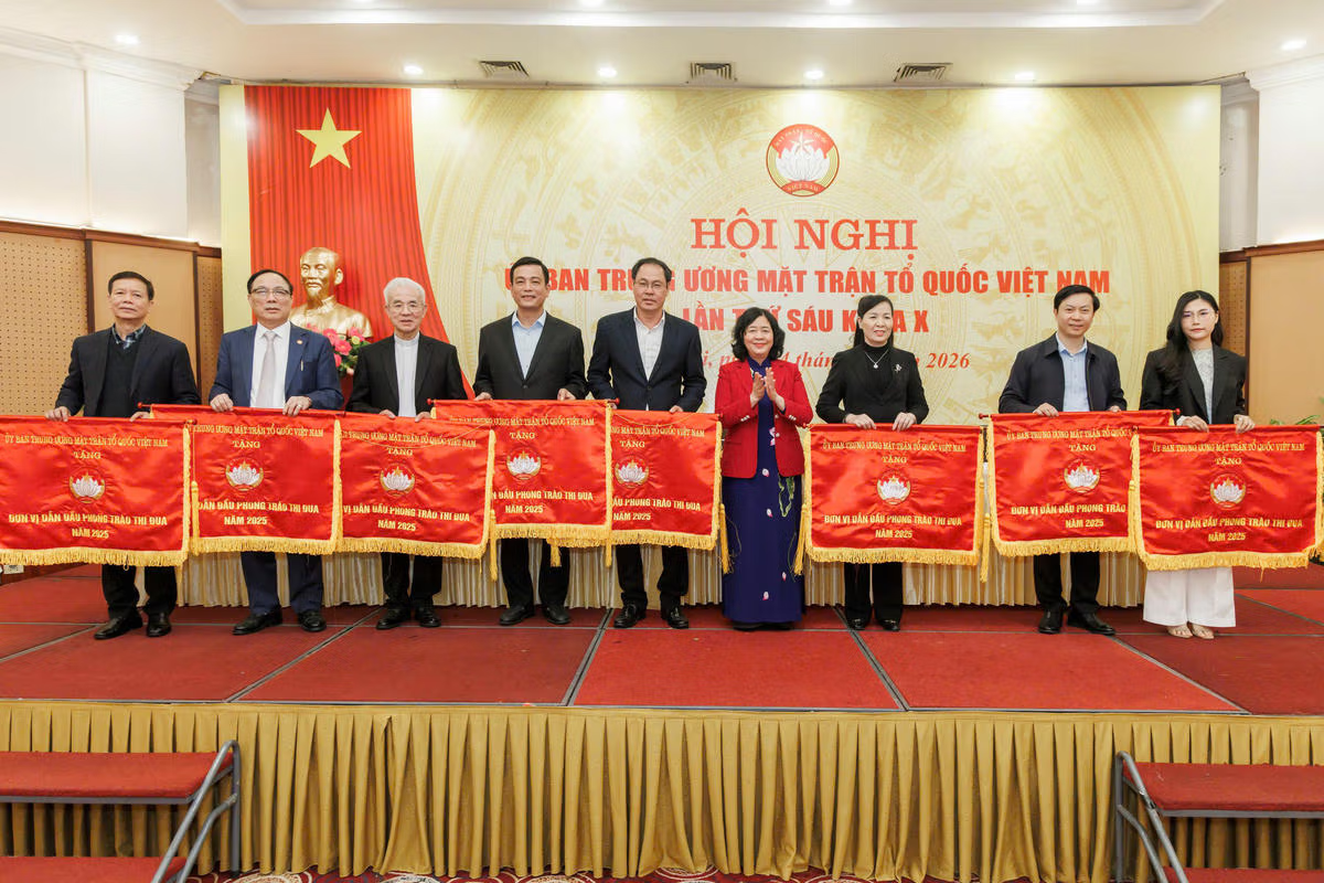 Chủ tịch Bùi Thị Minh Hoài tặng Cờ thi đua của UBTƯ MTTQ Việt Nam cho các cơ quan, đơn vị có thành tích xuất sắc trong công tác Mặt trận năm 2025. Ảnh: Quang Vinh.