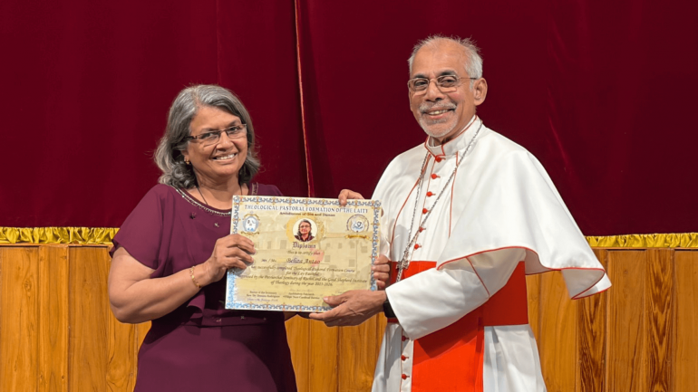 Đức TGM Filipe Neri Ferrão trao bằng tốt nghiệp cho một trong 142 người