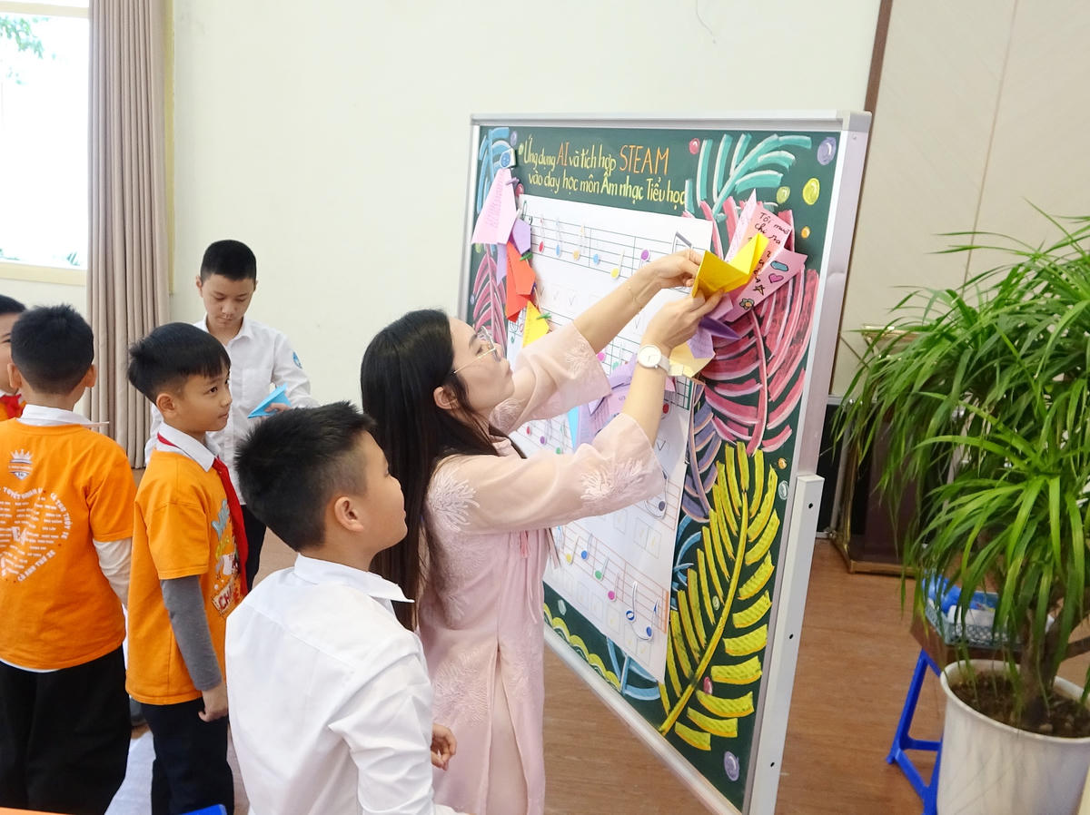 Cô và trò Trường Tiểu học, THCS và THPT Thực nghiệm Khoa học giáo dục trong tiết học Âm nhạc. Ảnh: NTCC.