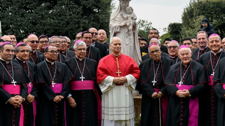 ĐTC Lêô XIV và các Giám mục Peru trước tuợng Thánh Rosa Lima trong Vườn Vatican (@Vatican Media)