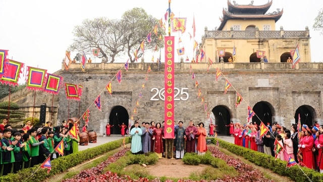 Nghi lễ "Tống cựu nghinh tân" là hoạt động truyền thống tại Hoàng thành Thăng Long. Ảnh: M.H