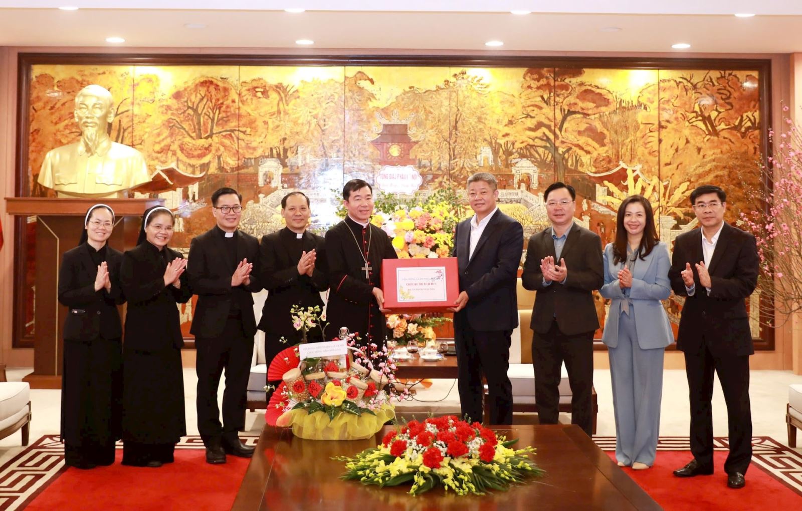 Đại diện Tòa Tổng Giám mục Hà Nội chúc mừng năm mới lãnh đạo thành phố. Ảnh: Huy Kiên