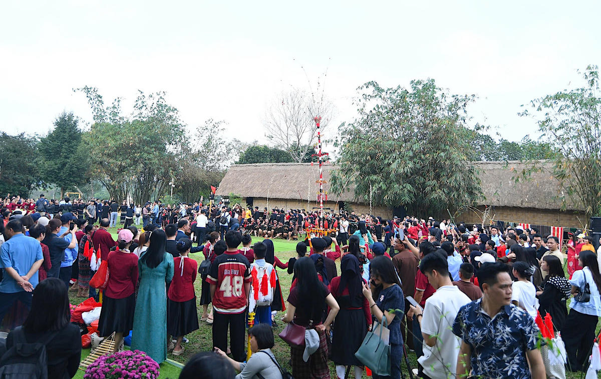 Du khách tham quan tại Làng Văn hóa - Du lịch các dân tộc Việt Nam. Ảnh: P. Sỹ