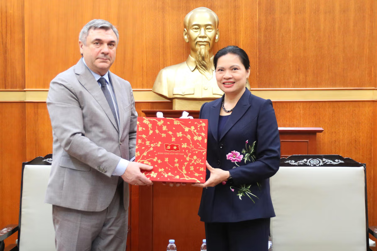 Phó Chủ tịch - Tổng Thư ký Hà Thị Nga tặng quà lưu niệm cho ông V.G. Kalganov - Phó Chủ tịch Ủy ban Đối ngoại thành phố Xanh Pê-téc-bua.