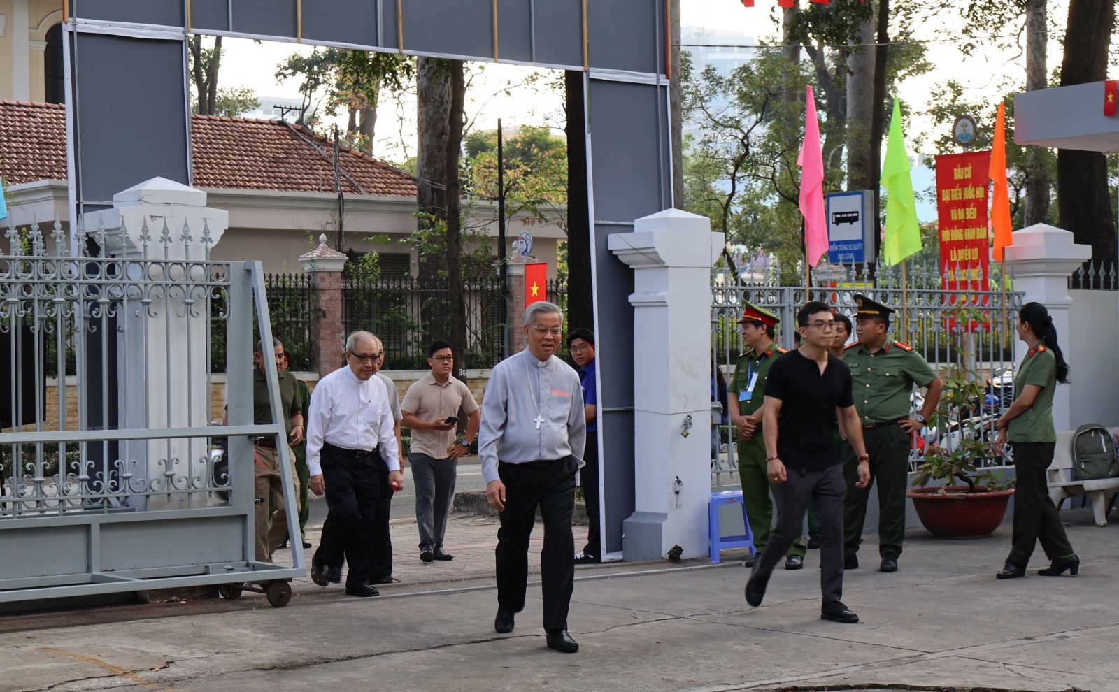 Đức Tổng Giám mục Giuse Nguyễn Năng, cha Tổng Đại diện Inhaxiô Hồ Văn Xuân cùng các linh mục tại Tòa Tổng Giám mục cùng đi bỏ phiếu tại Khu vực bỏ phiếu số 1, phường Xuân Hoà