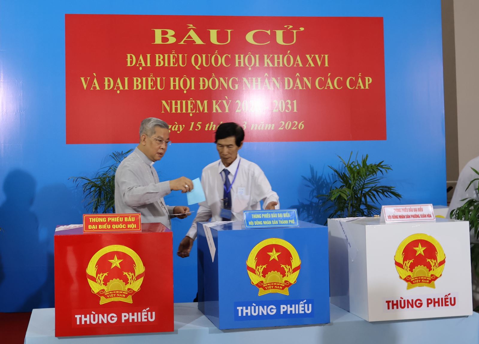 Đức TGM Giuse Nguyễn Năng bỏ phiếu