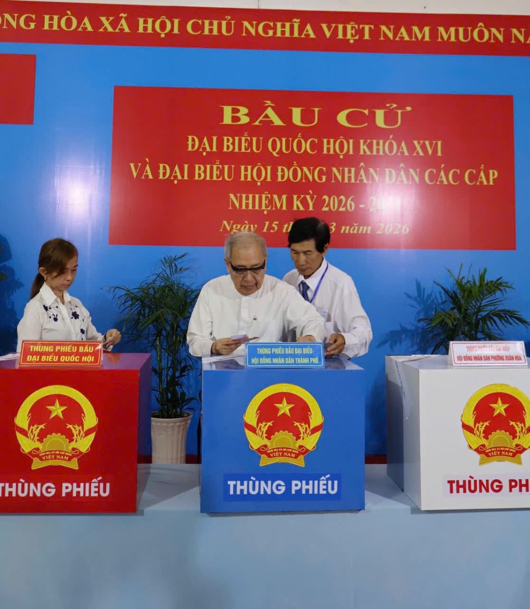 Linh mục Inhaxiô Hồ Văn Xuân thực hiện quyền công dân