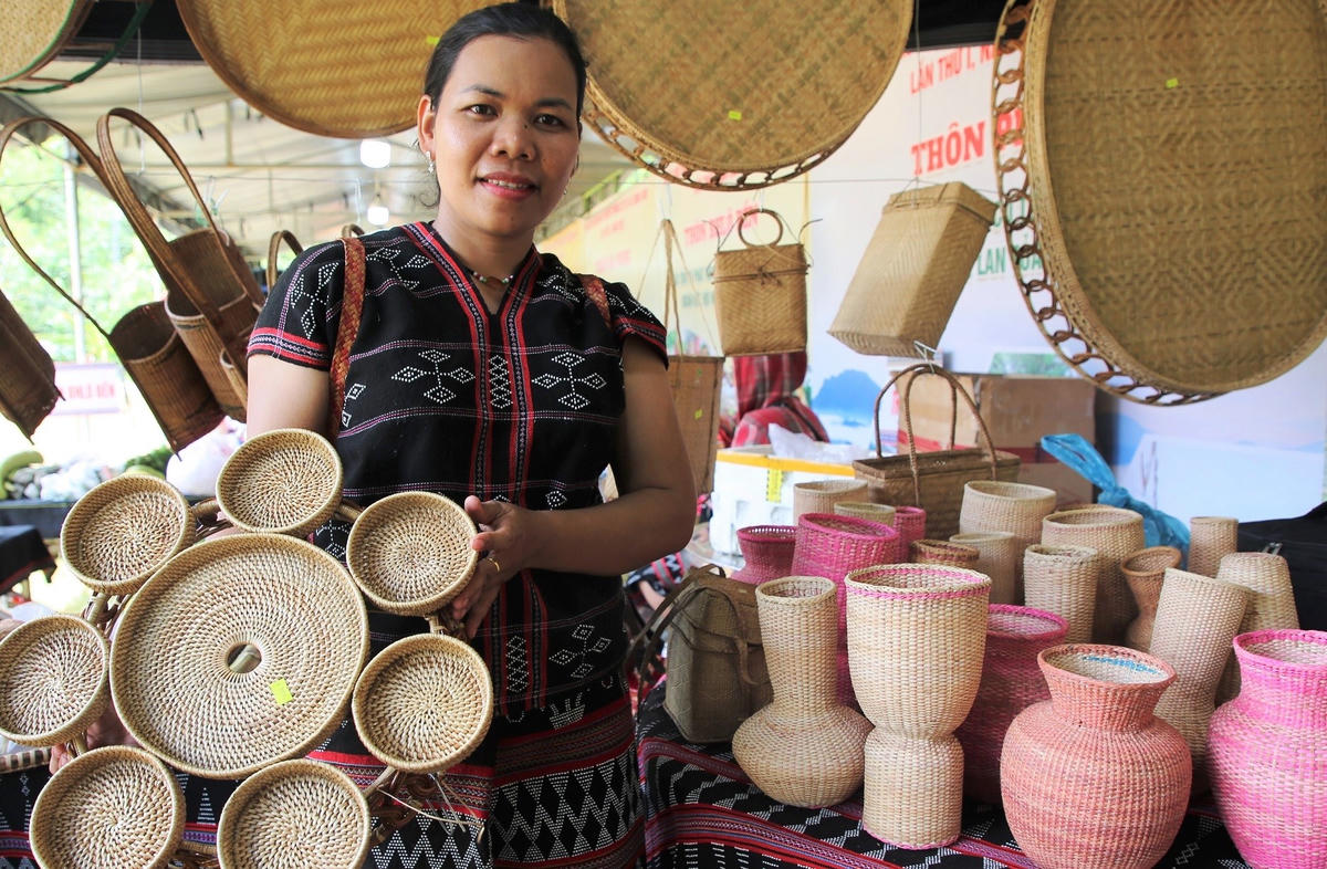 Chị Arâl Thị Múc (thôn Bhơ Hôồng, xã Đông Giang) với những sản phẩm đan lát của người Cơ Tu. Ảnh: Tấn Thành