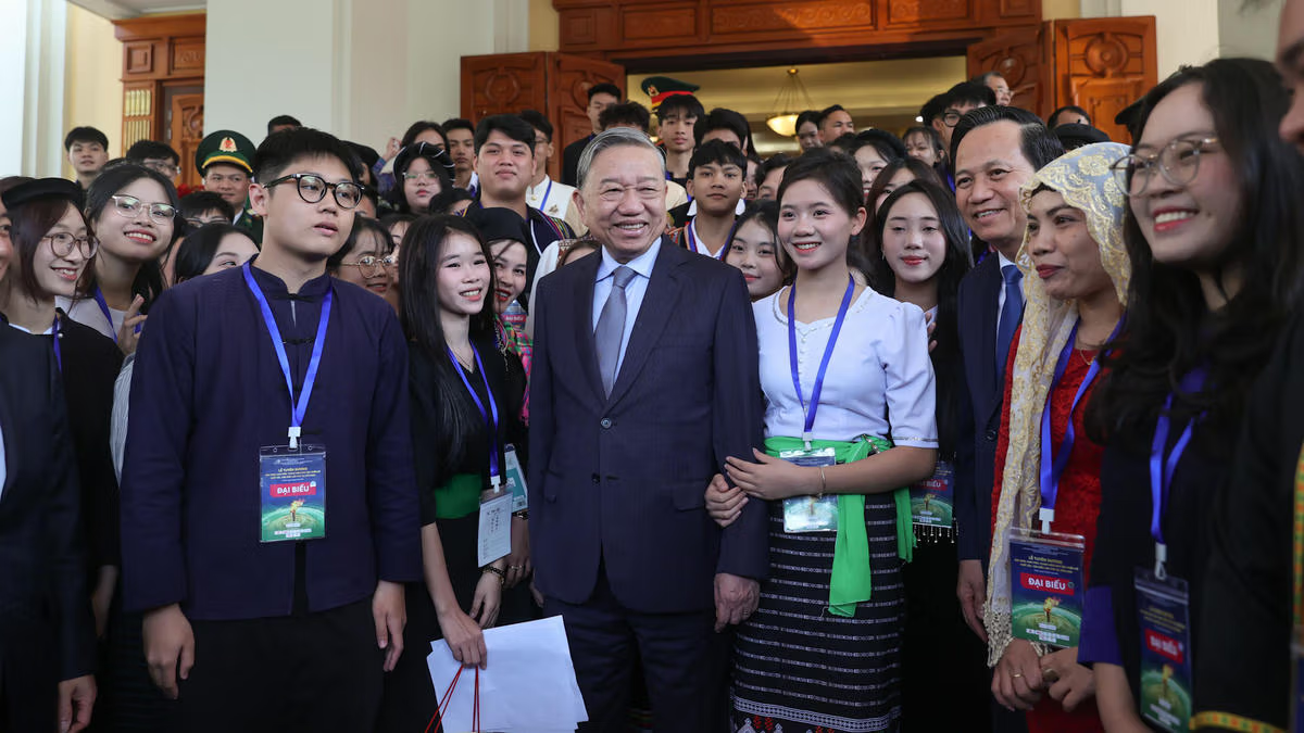 Tổng Bí thư Tô Lâm chụp ảnh lưu niệm với đoàn học sinh, sinh viên, thanh niên dân tộc thiểu số xuất sắc, tiêu biểu năm 2025. Ảnh: TTXVN