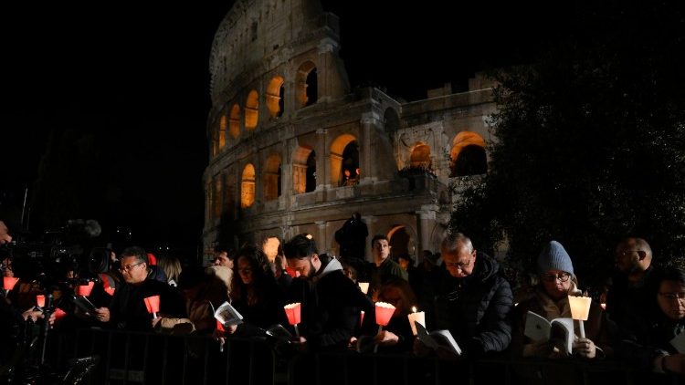 Buổi ngắm Đàng Thánh Giá tại Colosseo (18/4/2025) (Vatican Media)