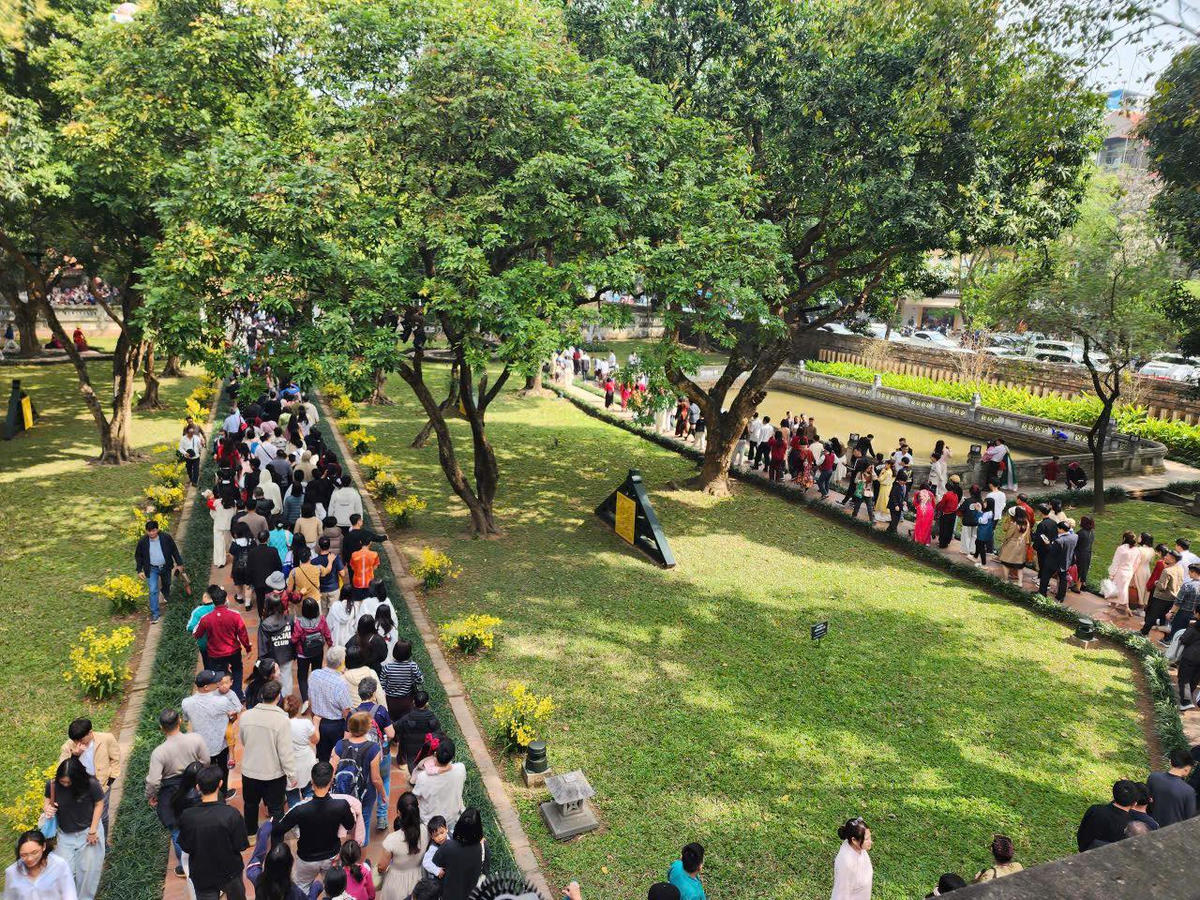 Du khách đến tham quan Văn Miếu - Quốc Tử Giám. Ảnh: Di tích Văn Miếu.