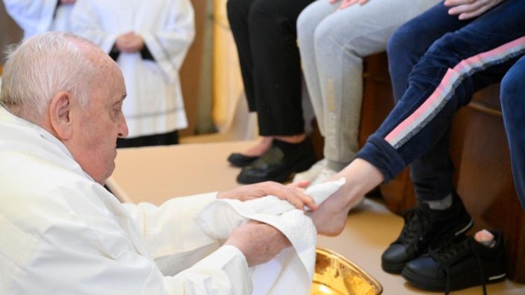 Đức Giáo hoàng Phanxicô rửa chân các tín hữu trong Thánh lễ Tiệc Ly (28/3/2024) (Vatican Media)