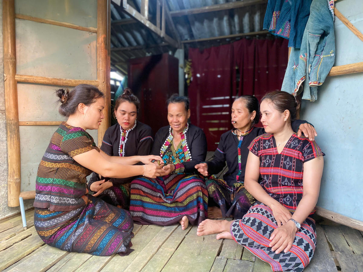 Chị Hồ Thi Loan (ngoài cùng bên trái) - Hội viên nòng cốt xã ĐaKrông (tỉnh Quảng Trị) tuyên truyền cho các mẹ, các chị bỏ hút thuốc lá. Ảnh: Phương Thiện.