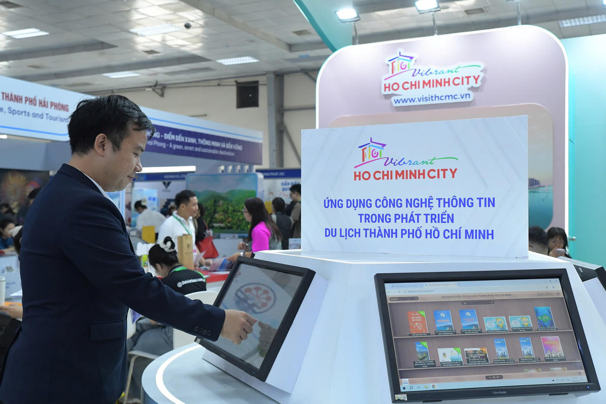Khách du lịch tìm hiểu thông tin trên các nền tảng số, dữ liệu số hóa tại Hội chợ Du lịch quốc tế Việt Nam- VITM 2026. Ảnh: P. Sỹ.