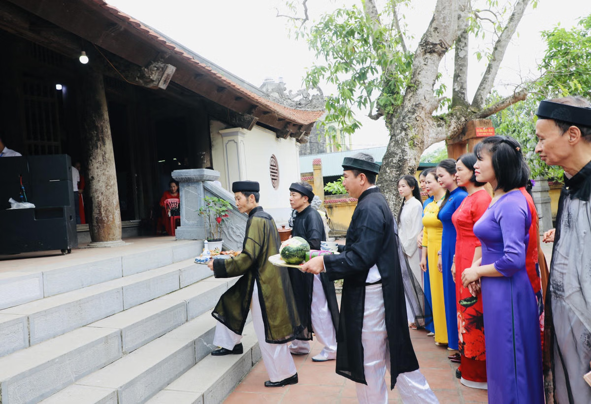 Mâm cỗ tri ân Vua Hùng được mang tới đình Cổ Tích lúc 7h sáng trước cuộc thi. Ảnh: Tùng Duy.