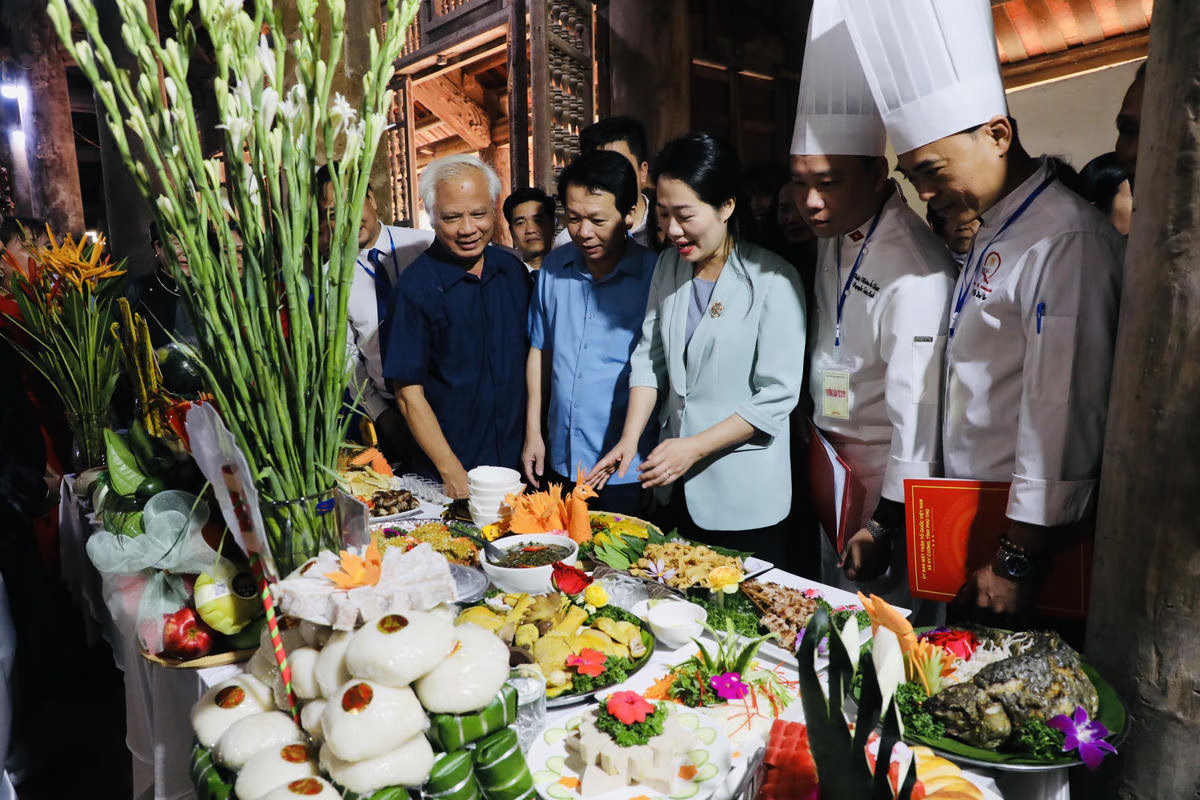 Lãnh đạo cấp ủy, chính quyền xã Hy Cương quan tâm, chỉ đạo và cùng tham gia cuộc thi. Ảnh: Tùng Duy.