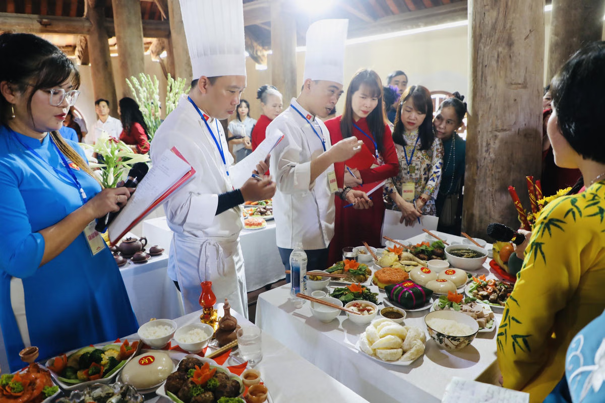 Ban giám khảo chấm điểm trưng bày cỗ. Ảnh: Tùng Duy.