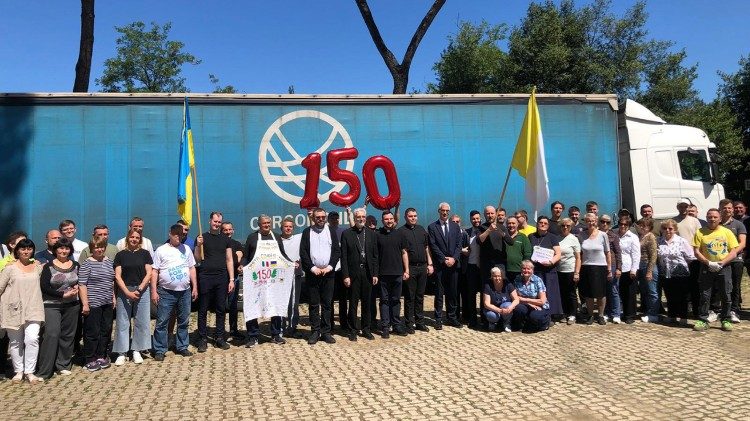 Chuyến xe cứu trợ thứ 150 của Đức Thánh Cha từ nhà thờ Thánh Sofia ở Roma lên đường đi Ucraina 