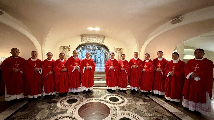 Một số Giám mục Việt Nam trước Mộ Thánh Phêrô