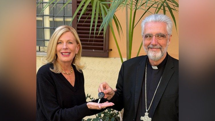 Đức Tổng Giám mục Luis Marín de San Martín, Chánh Sở Từ Thiện của Đức Thánh Cha, và bà Michel Sagarino, Chủ tịch tổ chức bác ái “Cross Catholic Outreach”