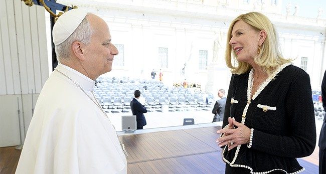Đức Thánh Cha Lêô XIV gặp bà Michel Sagarino, Chủ tịch tổ chức bác ái “Cross Catholic Outreach”