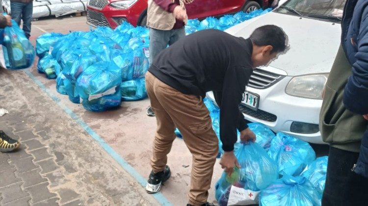 Hiệp hội Phúc lợi Công giáo Cận Đông vận chuyển các gói thực phẩm và đồ dùng vệ sinh (© CNEWA Jerusalem)