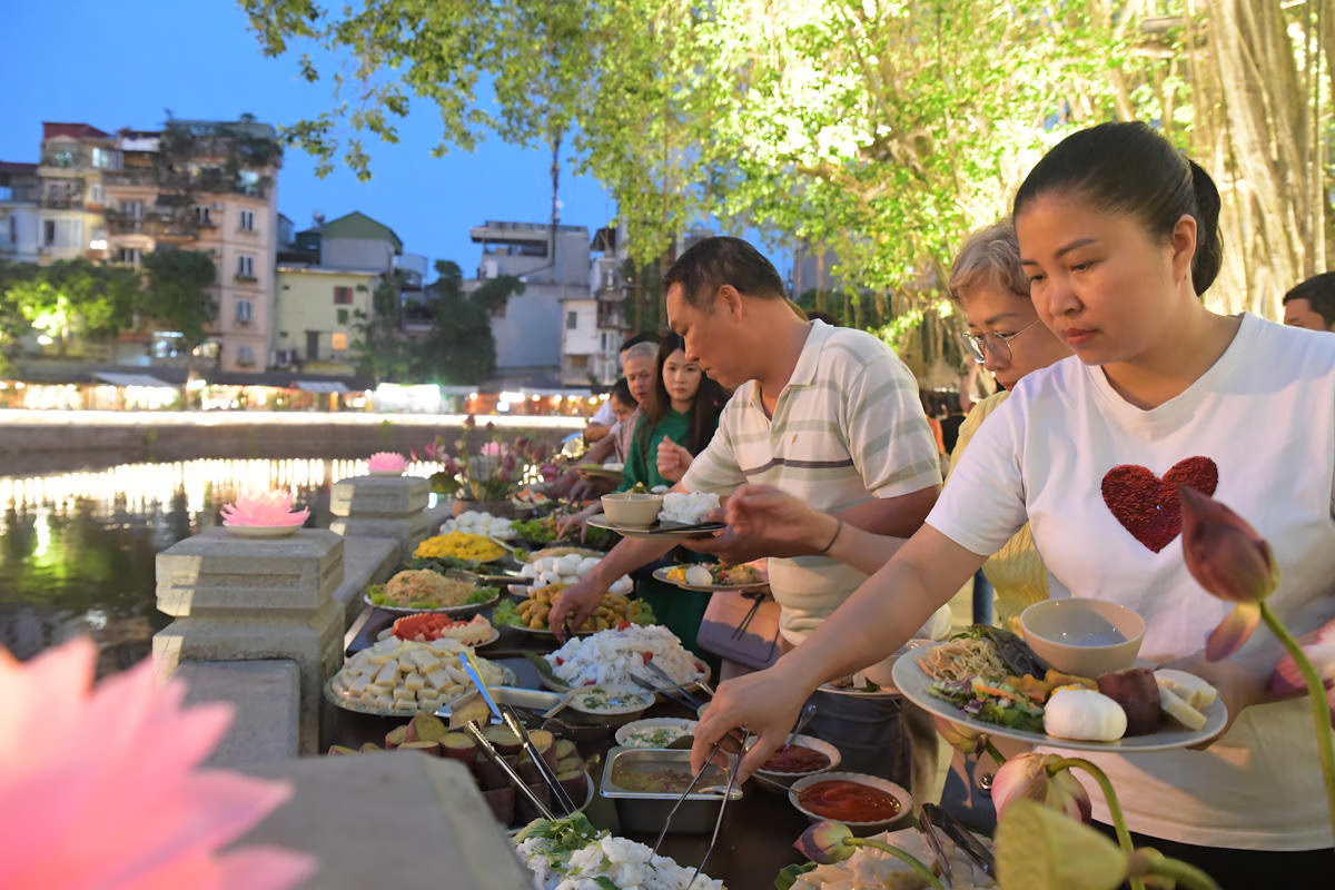 Khu vực ẩm thực chay được chuẩn bị công phu với nhiều món ăn thanh đạm, không chỉ phục vụ nhu cầu thưởng thức mà còn lan tỏa thông điệp về lối sống xanh, hướng thiện.