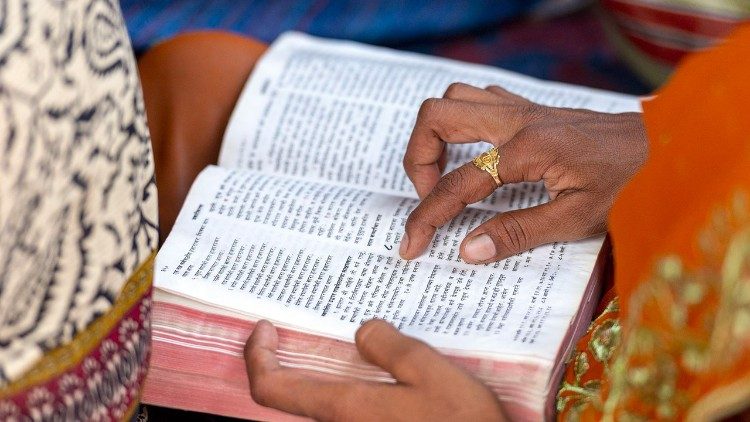 Một phụ nữ Ấn Độ đọc sách Kinh Thánh 