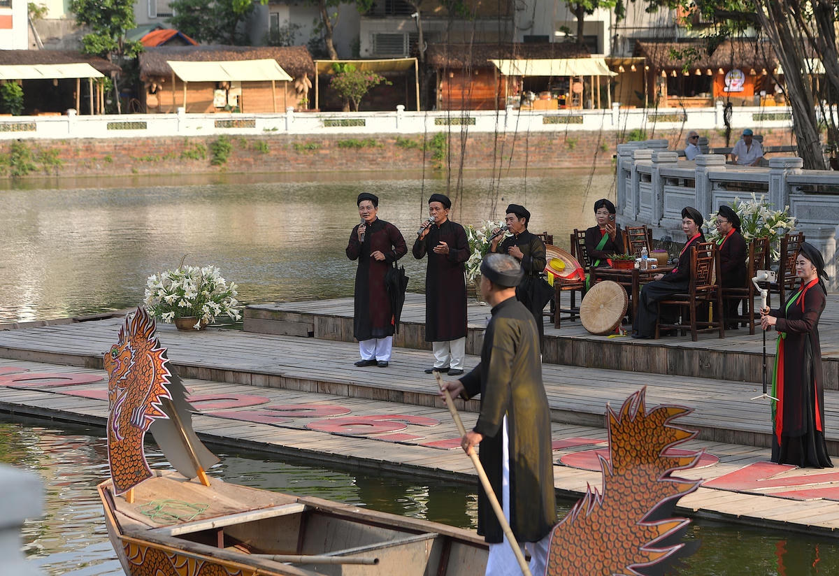 Hồ Văn (thuộc quần thể Văn Miếu - Quốc Tử Giám) trở thành điểm hẹn văn hóa đặc sắc vào mỗi dịp cuối tuần.