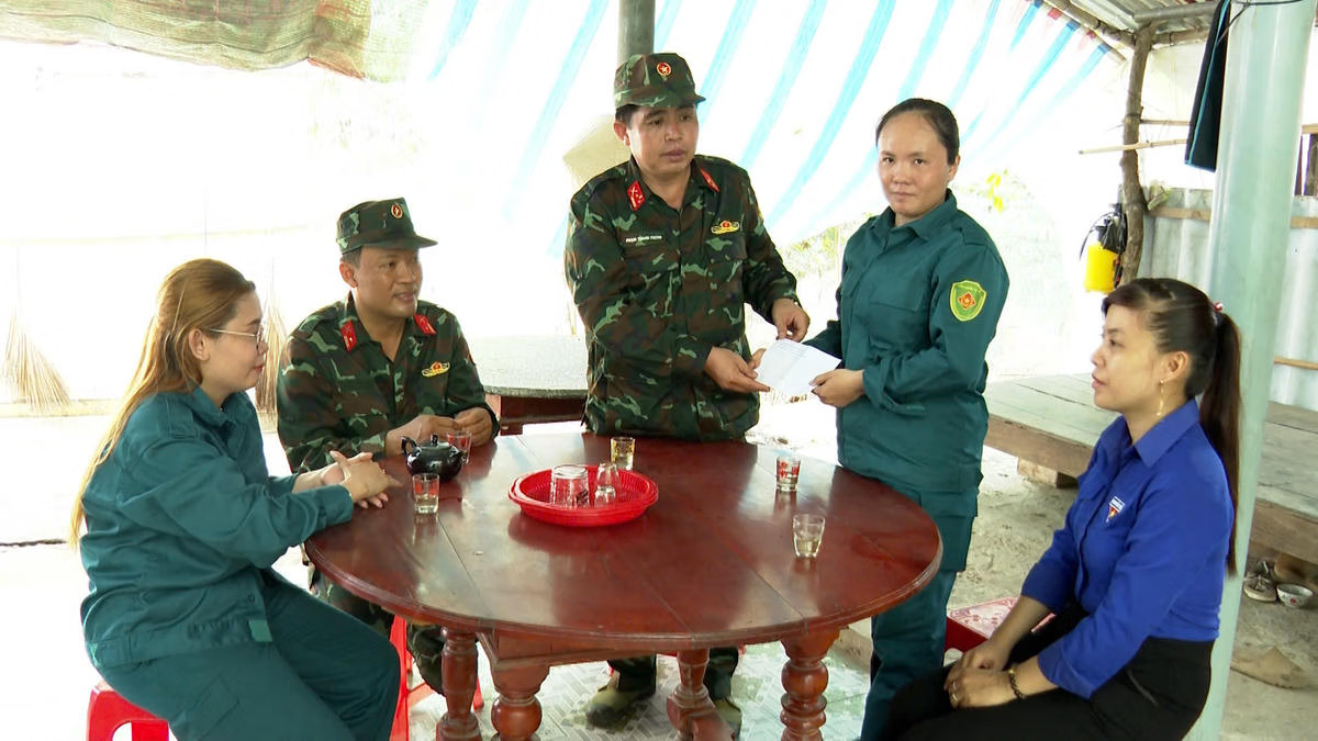 Lãnh đạo Ban Chỉ huy Phòng thủ khu vực 2 – Sơn Đông thăm hỏi, động viên chiến sĩ dân quân có hoàn cảnh khó khăn trên địa bàn xã Nhuận Phú Tân. Ảnh Trung Ngãi