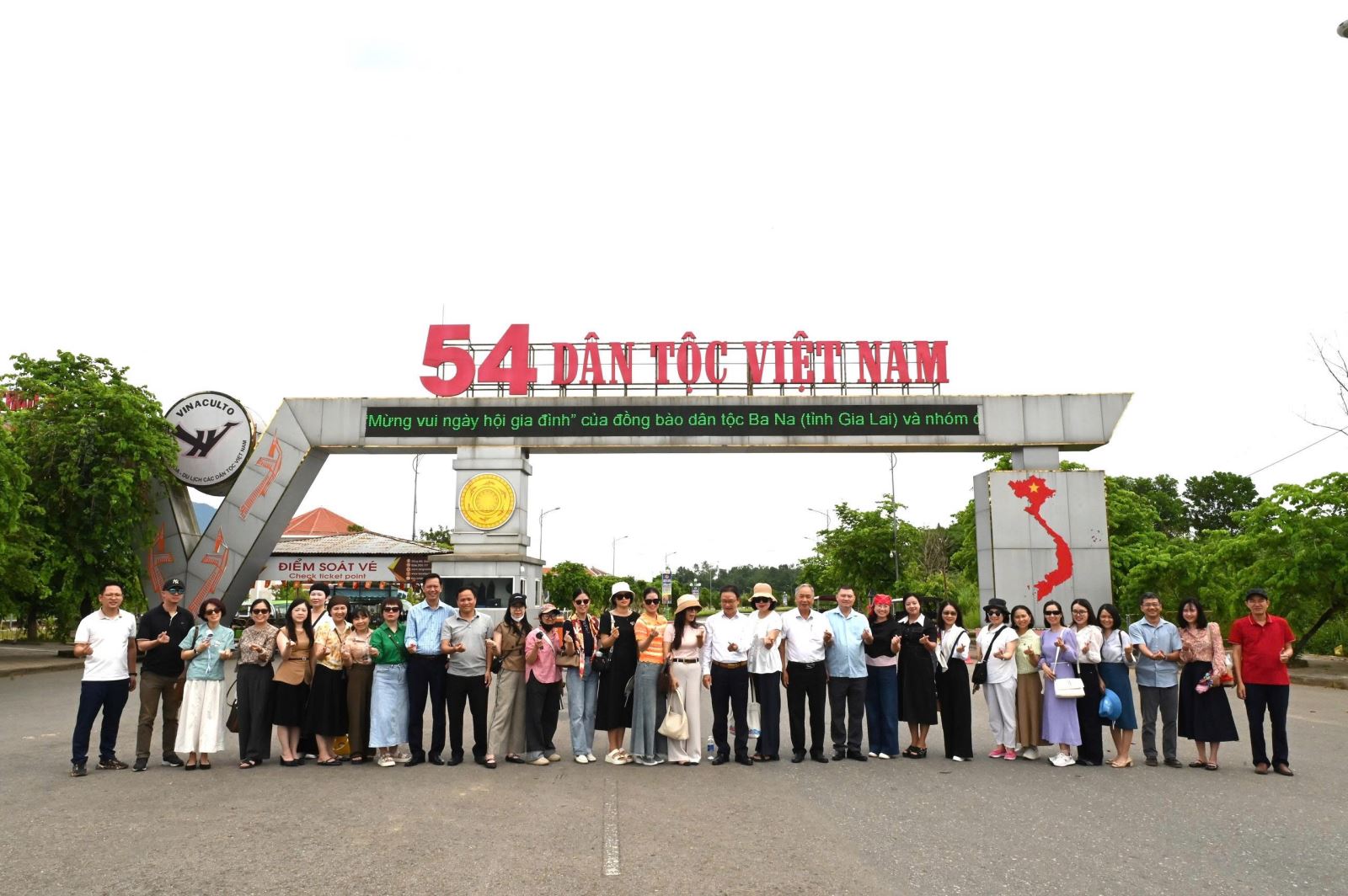 chụp ảnh lưu niệm tại làng Văn hoá – Du lịch các dân tộc Việt Nam